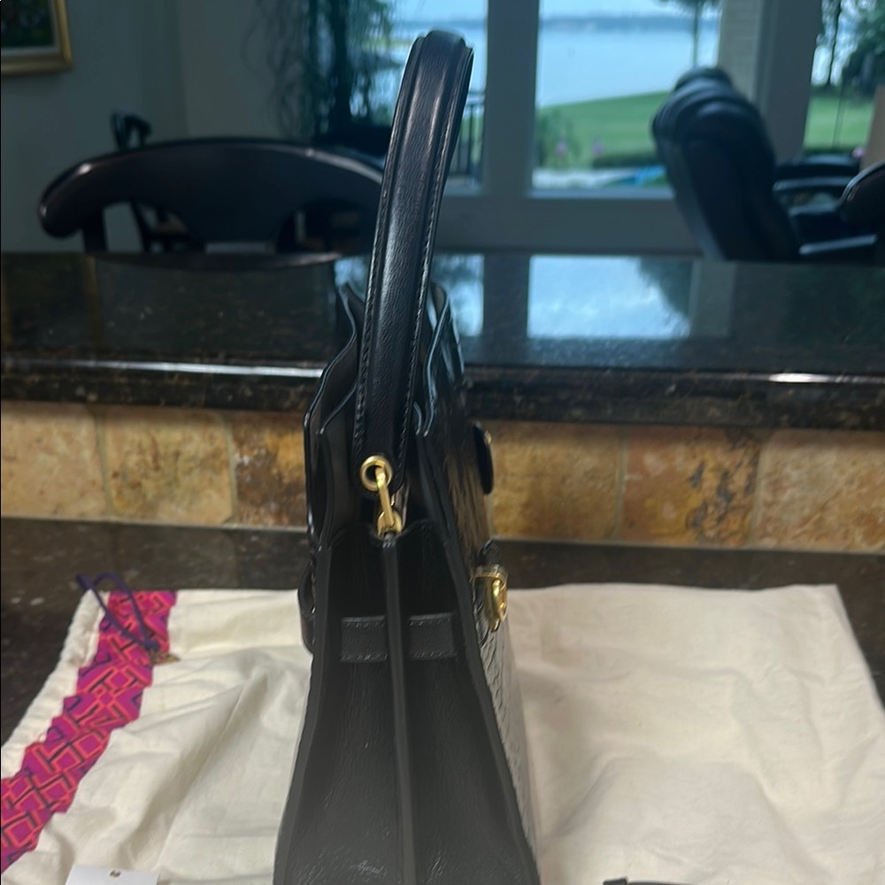 Tory Burch Black Crocodile Texture Shoulder Bag
Lee RADZIWILL - Picture 4 of 6